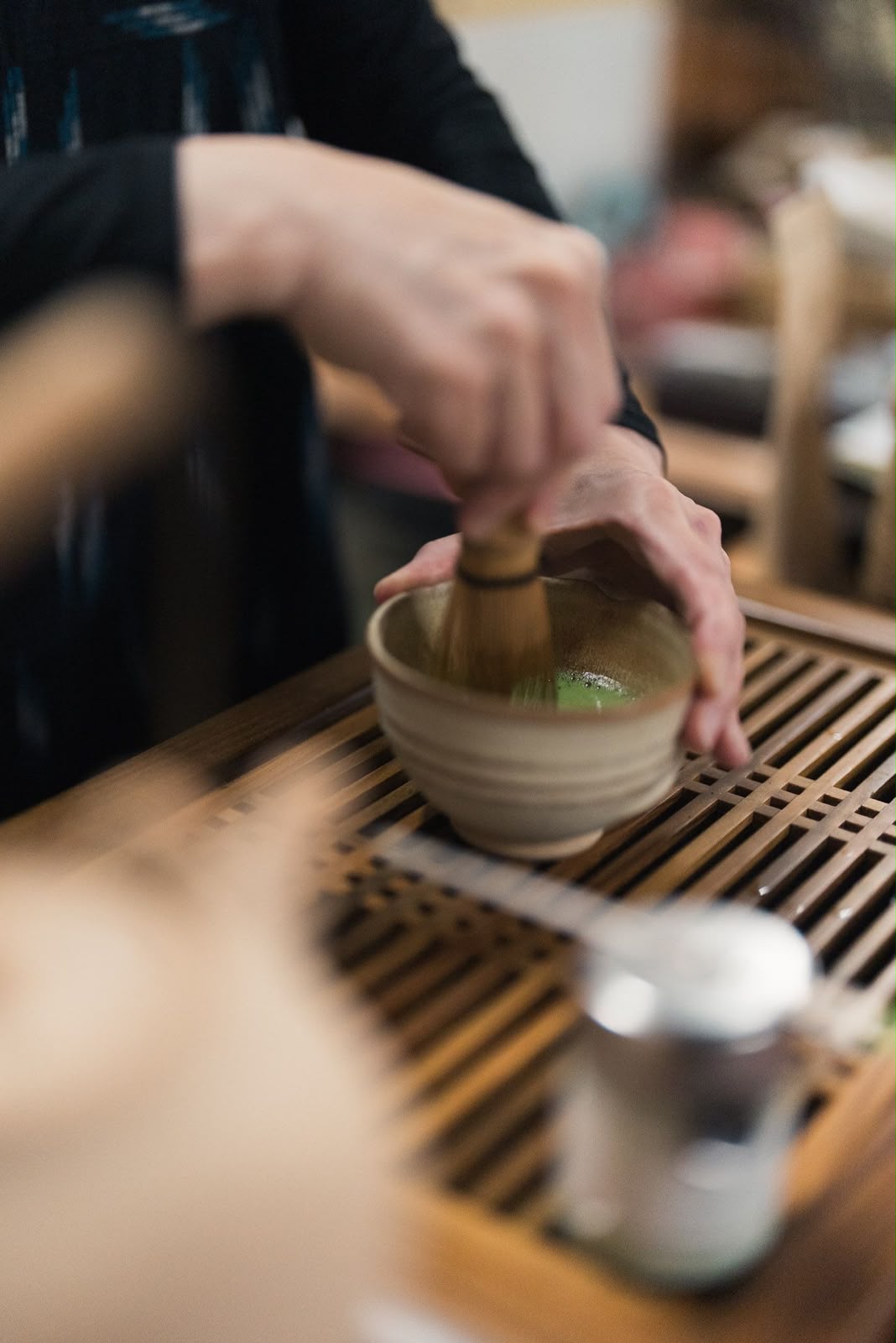 Preparación de matcha con chasen en un chawan de cerámica en Catalina Casa de Té